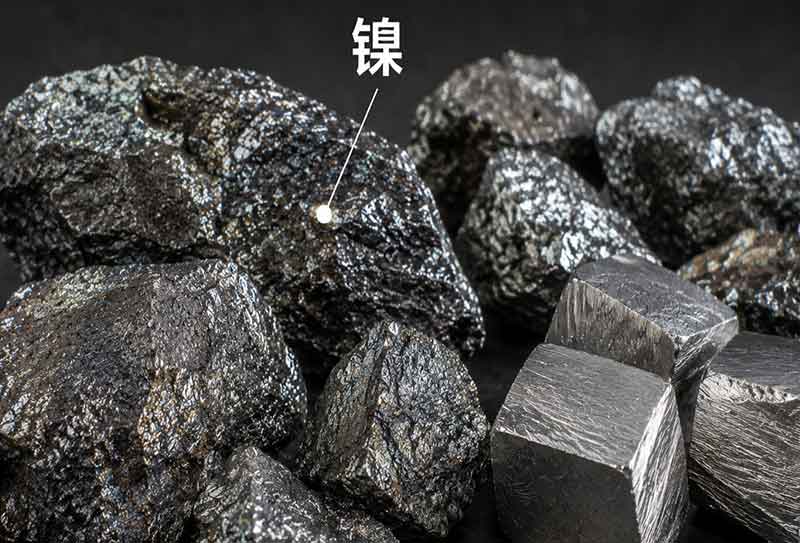 镍金属矿石与高纯镍块实拍图