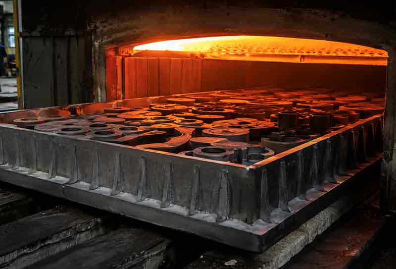热处理炉内部310S料盘承载工件运行