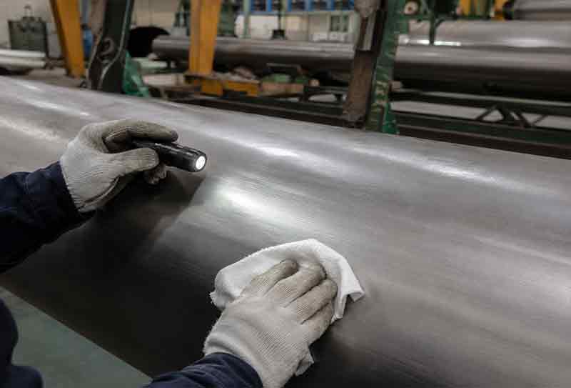 工人使用使用工具检查310S管材表面状态
