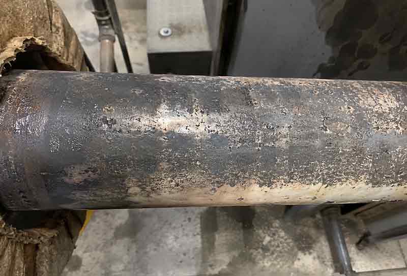 长期高温使用后的310S炉管表面，显示氧化皮、发黑区域和真实工业使用痕迹