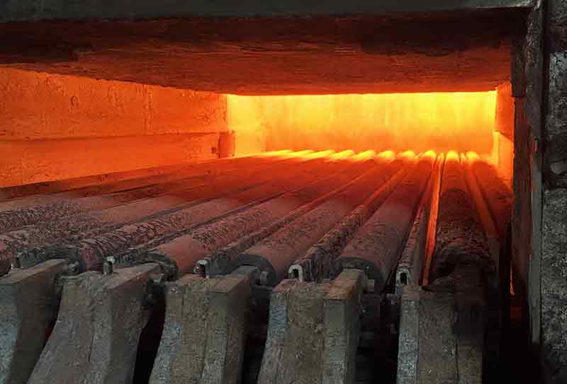 310s高温工业炉内部，炉壁、炉管和耐热结构件的运行环境