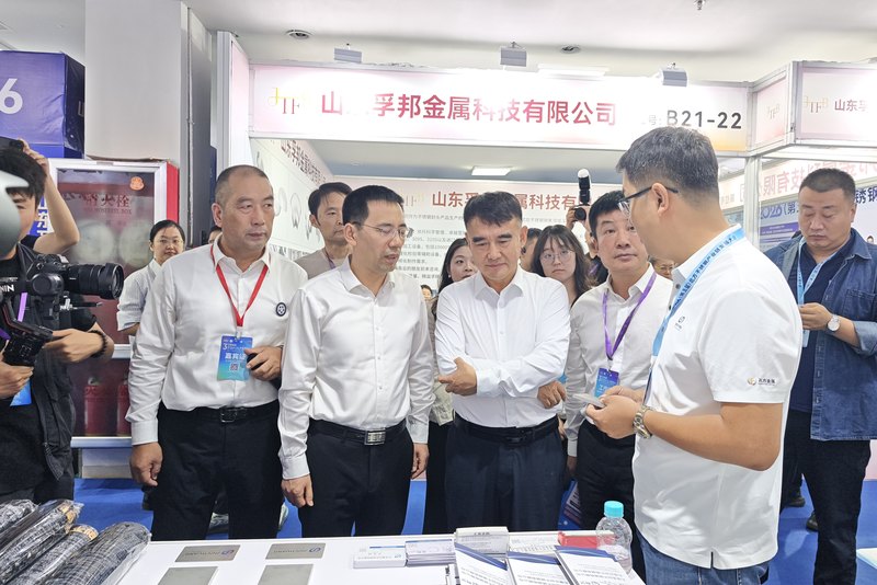 无锡合创总经理王瑞君先生向到访嘉宾介绍不锈钢材料及复合材产品