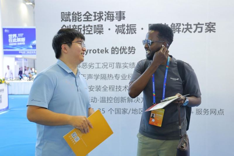 合创人员与海外专业观众交流耐热钢应用
